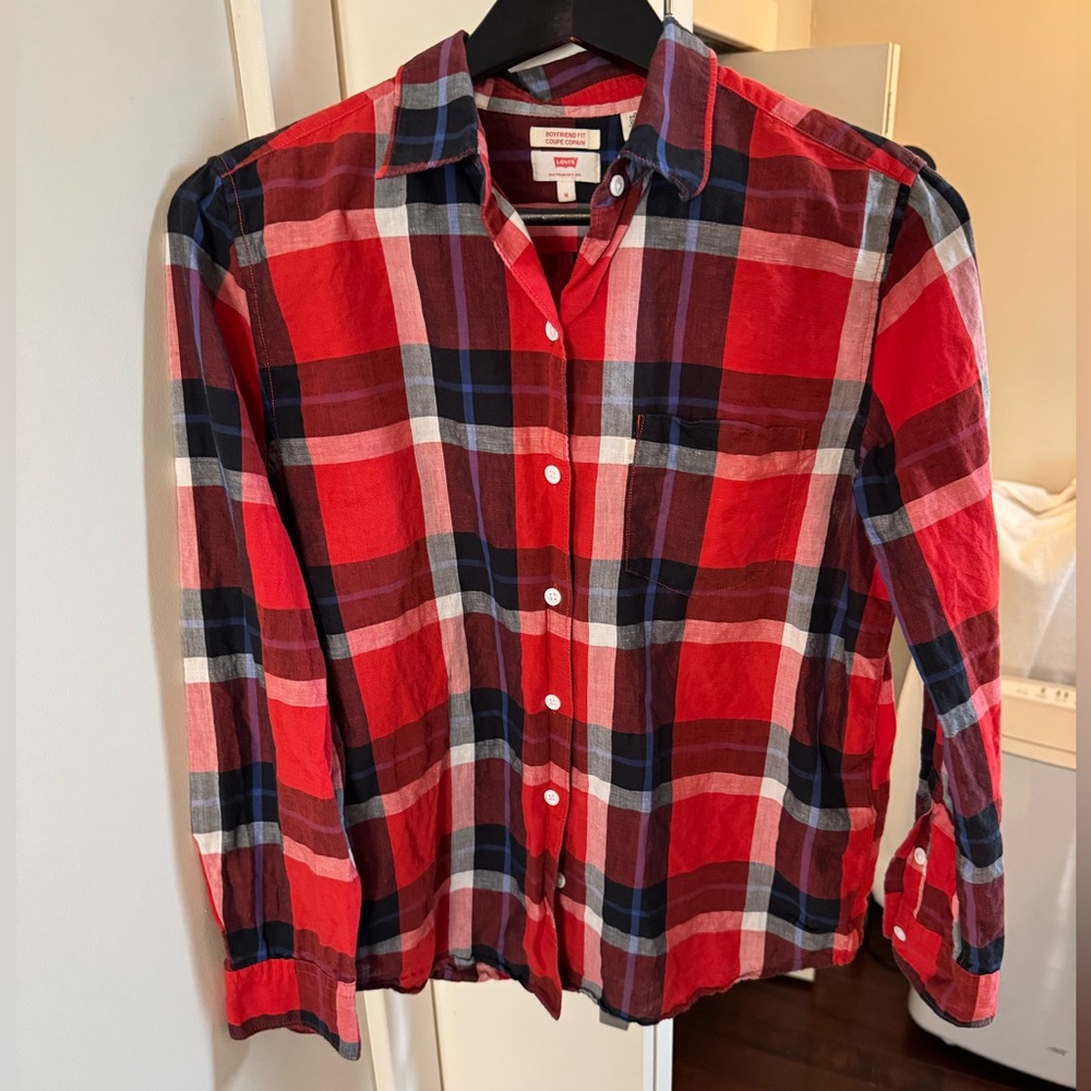 🟢LEVIS BOYFRIEND CUT SIZE MEDIUM RED PLAID SHIRT🟢